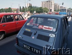 1989, Warszawa, Polska.
 Fiat 126p  z banerem Solidarności i hasłem 