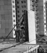 1976, Warszawa, Polska.
Budowa bloków na osiedlu Chomiczówka.
Fot. Wojciech Druszcz, zbiory Ośrodka KARTA