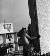 1976, Warszawa, Polska.
Budowa nowych bloków w dzielnicy Ursynów.
Fot. Wojciech Druszcz, zbiory Ośrodka KARTA