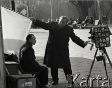 1966, Warszawa, Polska.
Uliczny fotograf przed warszawskim ZOO.
Fot. Wojciech Druszcz, zbiory Ośrodka KARTA