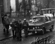 1996, Polska.
Dzieci wracające ze szkoły przyglądają się taksówce, którą przyjechała na ślub młoda para.
Fot. Wojciech Druszcz, zbiory Ośrodka KARTA