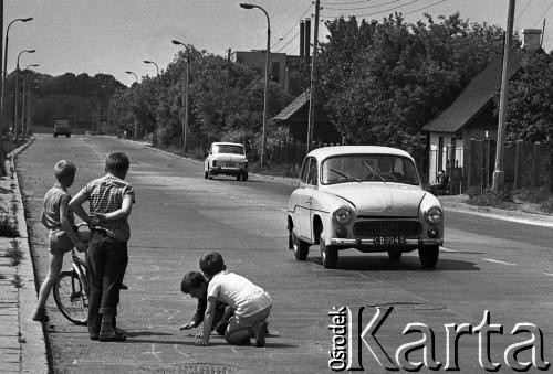 1995, Nowe Miasto, Polska.
Zabawy dzieci na jezdni.
Fot. Wojciech Druszcz, zbiory Ośrodka KARTA