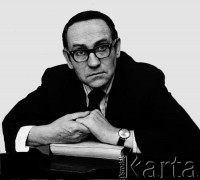 1976, Warszawa, Polska.
Pisarz, scenarzysta i reżyser Tadeusz Konwicki. 
Fot. Wojciech Druszcz, zbiory Ośrodka KARTA