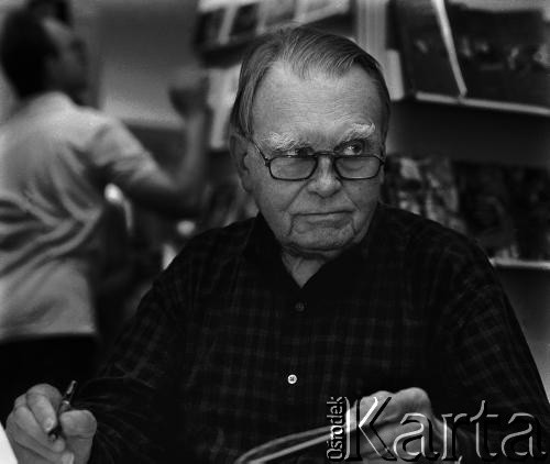 1996, Kraków, Polska.
Poeta, laureat literackiej nagrody Nobla Czesław Miłosz. 
Fot. Wojciech Druszcz, zbiory Ośrodka KARTA