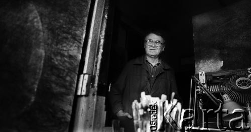10.09.1996, Warszawa, Polska.
Malarz, rzeźbiarz Zdzisław Beksiński.
Fot. Wojciech Druszcz, zbiory Ośrodka KARTA