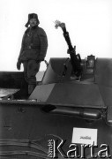 Grudzień 1981, Polska.
Żołnierz stoi na czołgu, na którym umieszczono karteczkę z napisem 