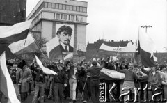 1.05.1982, Gdańsk, Polska.
Stan wojenny - niezależna manifestacja 1-Majowa na ulicy Gdańska. Widoczne hasła: 