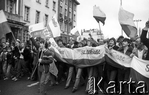 1.05.1982, Gdańsk, Polska.
Stan wojenny - niezależna manifestacja 1-Majowa na ulicy Gdańska. Widoczne hasła: 