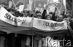 1.05.1982, Gdańsk, Polska.
Stan wojenny - uczestnicy niezależnej manifestacji 1-Majowej na ulicy Gdańska, za transparentem z napisem 