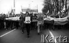 1.05.1982, Gdańsk, Polska.
Stan wojenny - niezale¿na manifestacja 1-Majowa na ulicy Gdańska. Widoczny obraz Matki Boskiej, niesiony na czele pochodu, oraz hasła: 