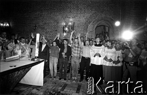 31.08.1984, Gdańsk, Polska.
Msza św. w kościele św. Brygidy w Gdańsku, w czwartą rocznicę porozumień gdańskich podpisanych w sierpniu 1980 roku. Dłonie wiernych wzniesione w kształcie litery 