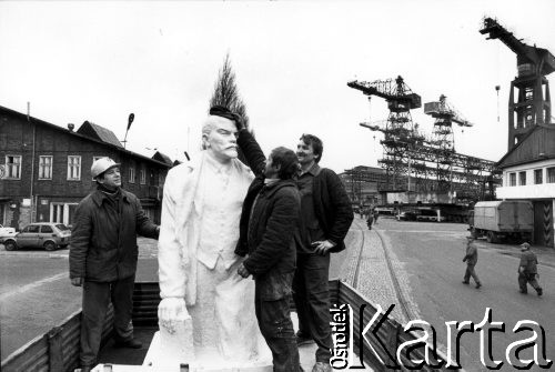 27.01.1990, Gdańsk, Polska.
Demontaż nazwy Stoczni Gdańskiej na jej budynku - usunięcie 