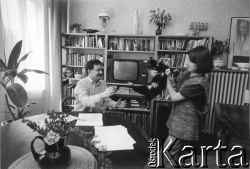 Kwiecień 1989, Sopot, Polska.
Lech Kaczyński z żoną Marią w mieszkaniu przy ulicy Mierosławskiego. Zdjęcie wykonane w ramach przygotowań do kampanii wyborczej przed wyborami parlamentarnymi.
Fot. Leszek Pękalski, zbiory Ośrodka KARTA