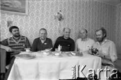 Kwiecień 1989, Polska.
2. z lewej siedzi Czesław Nowak, kandydat Komitetu Obywatelskiego 