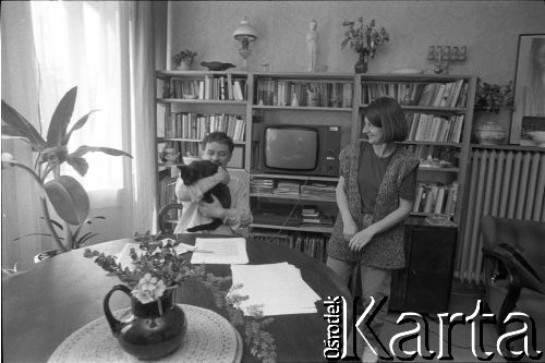Kwiecień 1989, Sopot, Polska.
Lech Kaczyński z żoną Marią w mieszkaniu przy ulicy Mierosławskiego. Zdjęcie wykonane w ramach przygotowań do kampanii wyborczej przed wyborami parlamentarnymi.
Fot. Leszek Pękalski, zbiory Ośrodka KARTA