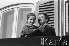 Maj 1989, Sopot, Polska.
Lech Kaczyński z córką Martą na balkonie mieszkania przy ulicy Mierosławskiego. Zdjęcie wykonane podczas kampanii wyborczej przed wyborami parlamentarnymi.
Fot. Leszek Pękalski, zbiory Ośrodka KARTA