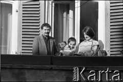 Maj 1989, Sopot, Polska.
Lech Kaczyński z żoną Marią i córką Martą na balkonie mieszkania przy ulicy Mierosławskiego. Zdjęcie wykonane podczas kampanii wyborczej przed wyborami parlamentarnymi.
Fot. Leszek Pękalski, zbiory Ośrodka KARTA