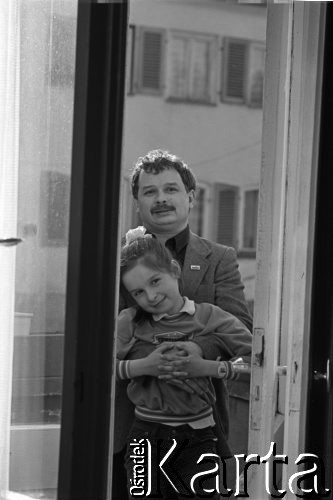 Maj 1989, Sopot, Polska.
Lech Kaczyński z córką Martą w mieszkaniu przy ulicy Mierosławskiego. Zdjęcie wykonane podczas kampanii wyborczej przed wyborami parlamentarnymi.
Fot. Leszek Pękalski, zbiory Ośrodka KARTA