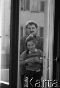 Maj 1989, Sopot, Polska.
Lech Kaczyński z córką Martą w mieszkaniu przy ulicy Mierosławskiego. Zdjęcie wykonane podczas kampanii wyborczej przed wyborami parlamentarnymi.
Fot. Leszek Pękalski, zbiory Ośrodka KARTA