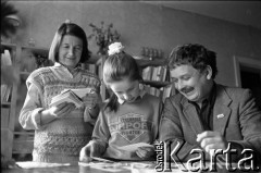 Maj 1989, Sopot, Polska.
Lech Kaczyński z żoną Marią i córką Martą w mieszkaniu przy ulicy Mierosławskiego. Zdjęcie wykonane podczas kampanii wyborczej przed wyborami parlamentarnymi.
Fot. Leszek Pękalski, zbiory Ośrodka KARTA