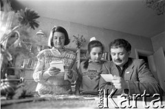 Maj 1989, Sopot, Polska.
Lech Kaczyński z żoną Marią i córką Martą w mieszkaniu przy ulicy Mierosławskiego. Zdjęcie wykonane podczas kampanii wyborczej przed wyborami parlamentarnymi.
Fot. Leszek Pękalski, zbiory Ośrodka KARTA