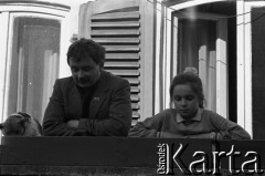 Maj 1989, Sopot, Polska.
Lech Kaczyński z córką Martą na balkonie mieszkania przy ulicy Mierosławskiego. Zdjęcie wykonane podczas kampanii wyborczej przed wyborami parlamentarnymi.
Fot. Leszek Pękalski, zbiory Ośrodka KARTA