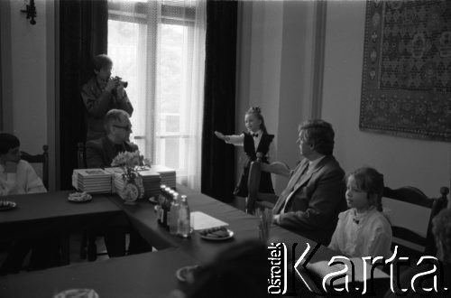 Maj 1989, Gdańsk, Polska.
Dzieci u wojewody gdańskiego Jerzego Jędykiewicza.
Fot. Leszek Pękalski, zbiory Ośrodka KARTA