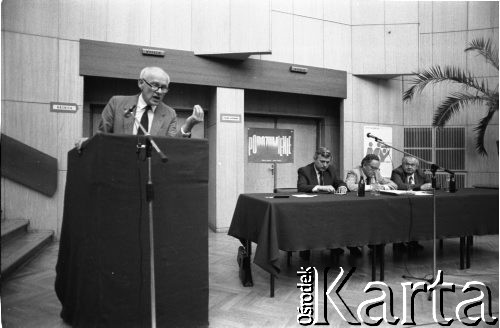 Maj 1989, Gdańsk (?), Polska.
Kampania przed wyborami czerwcowymi. Spotkanie z kandydatami PZPR do parlamentu.
Fot. Leszek Pękalski, zbiory Ośrodka KARTA