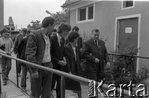 4.06.1989, Gdańsk, Polska.
Pierwsza tura wyborów do parlamentu. Lech Wałęsa wraz z żoną Danutą w drodze do lokalu wyborczym przy ul. Bażyńskiego.
Fot. Leszek Pękalski, zbiory Ośrodka KARTA