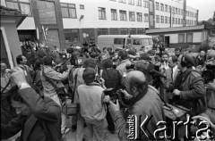 4.06.1989, Gdańsk, Polska.
Pierwsza tura wyborów do parlamentu. Lech Wałęsa w otoczeniu fotoreporterów przed lokalem wyborczym przy ul. Bażyńskiego.
Fot. Leszek Pękalski, zbiory Ośrodka KARTA