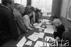 4.06.1989, Sopot, Polska.
Pierwsza tura wyborów do parlamentu. Lokal wyborczy przy ul. Bażyńskiego.
Fot. Leszek Pękalski, zbiory Ośrodka KARTA