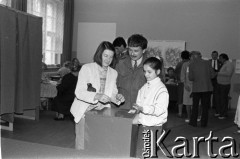 4.06.1989, Sopot, Polska.
Pierwsza tura wyborów do parlamentu. Lokal wyborczy, Lech Kaczyński wraz z żoną Marią i córką Martą przy urnie wyborczej.
Fot. Leszek Pękalski, zbiory Ośrodka KARTA