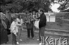 4.06.1989, Sopot, Polska.
Pierwsza tura wyborów do parlamentu. Maria i Lech Kaczyńscy kupują 