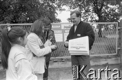 4.06.1989, Sopot, Polska.
Pierwsza tura wyborów do parlamentu. Maria i Lech Kaczyńscy kupują 