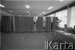 4.06.1989, Gdańsk, Polska.
Pierwsza tura wyborów do parlamentu, lokal wyborczy.
Fot. Leszek Pękalski, zbiory Ośrodka KARTA