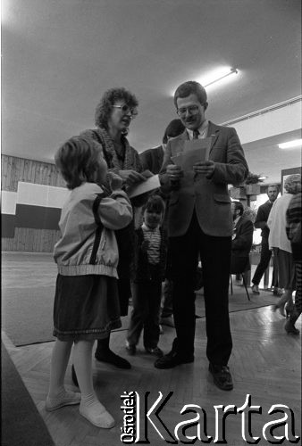 4.06.1989, Gdańsk, Polska.
Pierwsza tura wyborów do parlamentu, lokal wyborczy. Jacek Merkel z żoną Barbarą i dziećmi przy urnie wyborczej.
Fot. Leszek Pękalski, zbiory Ośrodka KARTA