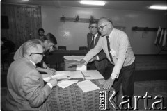 4.06.1989, Sopot, Polska.
Pierwsza tura wyborów do parlamentu, lokal wyborczy.
Fot. Leszek Pękalski, zbiory Ośrodka KARTA