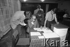 4.06.1989, Sopot, Polska.
Pierwsza tura wyborów do parlamentu, lokal wyborczy.
Fot. Leszek Pękalski, zbiory Ośrodka KARTA