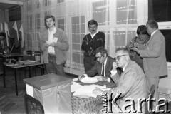 4.06.1989, Sopot, Polska.
Pierwsza tura wyborów do parlamentu, lokal wyborczy.
Fot. Leszek Pękalski, zbiory Ośrodka KARTA