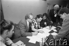 4.06.1989, Sopot, Polska.
Pierwsza tura wyborów do parlamentu, lokal wyborczy.
Fot. Leszek Pękalski, zbiory Ośrodka KARTA