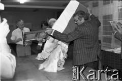 4.06.1989, Sopot, Polska.
Pierwsza tura wyborów do parlamentu. Lokal wyborczy, otwarcie urny wyborczej.
Fot. Leszek Pękalski, zbiory Ośrodka KARTA