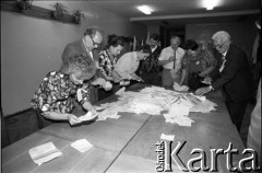 4.06.1989, Sopot, Polska.
Pierwsza tura wyborów do parlamentu. Lokal wyborczy, liczenie głosów.
Fot. Leszek Pękalski, zbiory Ośrodka KARTA