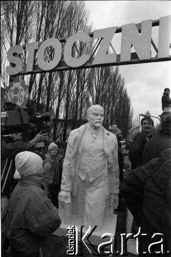 27.01.1990, Gdańsk, Polska.
Wywiezienie figury Lenina z terenu Stoczni Gdańskiej.
Fot. Leszek Pękalski, zbiory Ośrodka KARTA