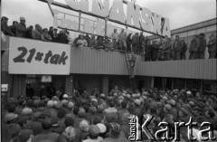27.01.1990, Gdańsk, Polska.
Demontaż nazwy Stoczni Gdańskiej - usunięcie 