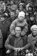 27.01.1990, Gdańsk, Polska.
Tłum przed Stocznią Gdańską im. Lenina podczas demontażu nazwy Stoczni Gdańskiej - usunięcia 