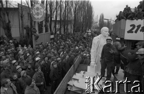 27.01.1990, Gdańsk, Polska.
Wywiezienie figury Lenina z terenu Stoczni Gdańskiej.
Fot. Leszek Pękalski, zbiory Ośrodka KARTA