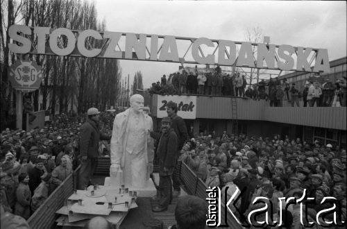 27.01.1990, Gdańsk, Polska.
Wywiezienie figury Lenina z terenu Stoczni Gdańskiej.
Fot. Leszek Pękalski, zbiory Ośrodka KARTA