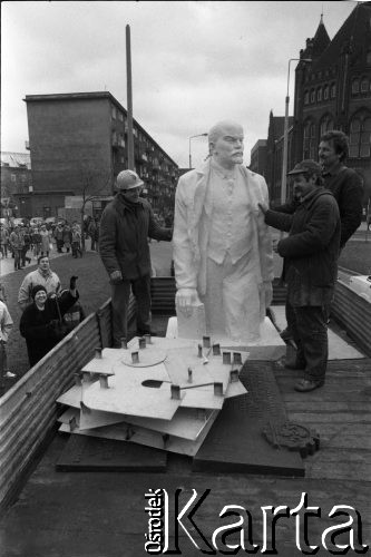 27.01.1990, Gdańsk, Polska.
Wywiezienie figury Lenina z terenu Stoczni Gdańskiej.
Fot. Leszek Pękalski, zbiory Ośrodka KARTA