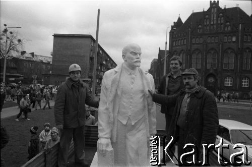 27.01.1990, Gdańsk, Polska.
Wywiezienie figury Lenina z terenu Stoczni Gdańskiej.
Fot. Leszek Pękalski, zbiory Ośrodka KARTA