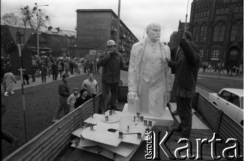 27.01.1990, Gdańsk, Polska.
Wywiezienie figury Lenina z terenu Stoczni Gdańskiej.
Fot. Leszek Pękalski, zbiory Ośrodka KARTA